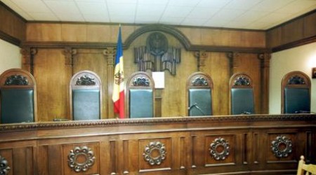 Междоусобица среди партнеров по бывшему Альянсу за евроинтеграцию мешает избранию двух судей Конституционного суда (КС).