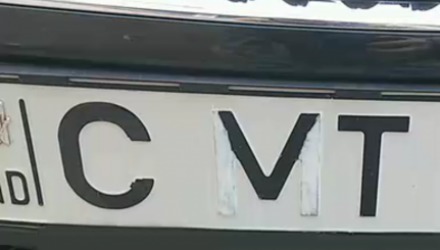 Un șofer și-a modificat în mod intenționat o literă de pe plăcuța de înmatriculare a automobilului său ca să scape de amenzi.