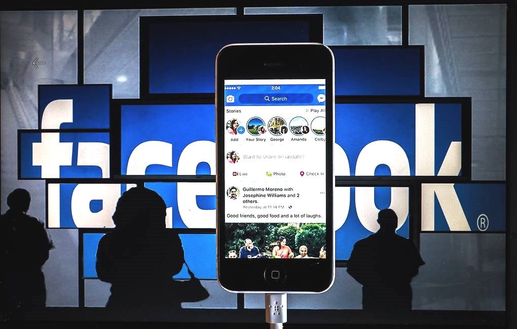 Личные данные миллионов пользователей Facebook утекли в сеть.