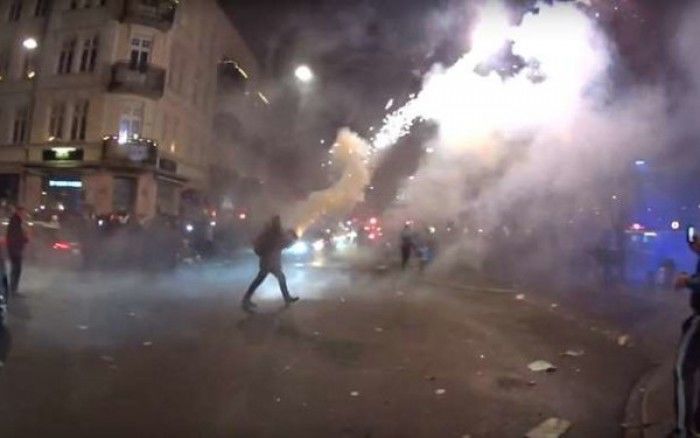 În Suedia, mai mulți trecători au fost atacați cu petarde în noaptea de Revelion. Foto: expressen.se 