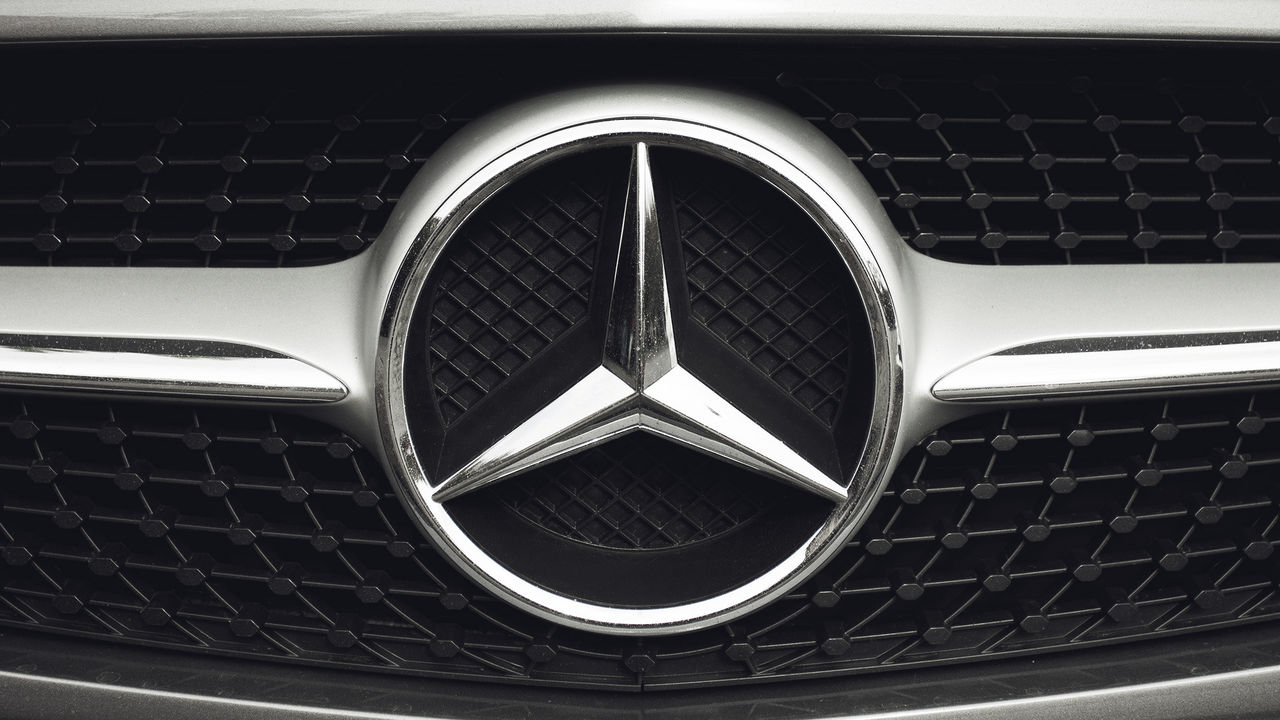 Mercedes назначили штраф в 5000 евро. Сама команда признала данную ошибку. 