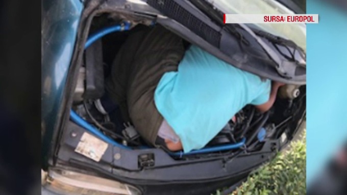 Nouă migranţi albanezi, ascunşi într-un autocar înmatriculat în România. Foto: protv.ro