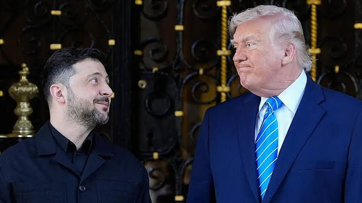 Трамп предложил Зеленскому приехать в Москву на встречу с Путиным, но получил отказ.