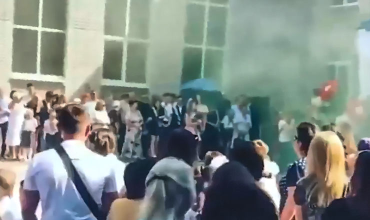 В Днепре школьную линейку покрыл зеленый дым.