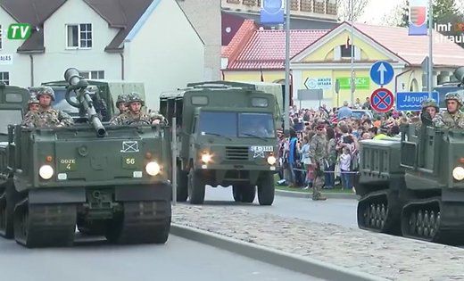 Латыши встретили день независимости в компании военных США.