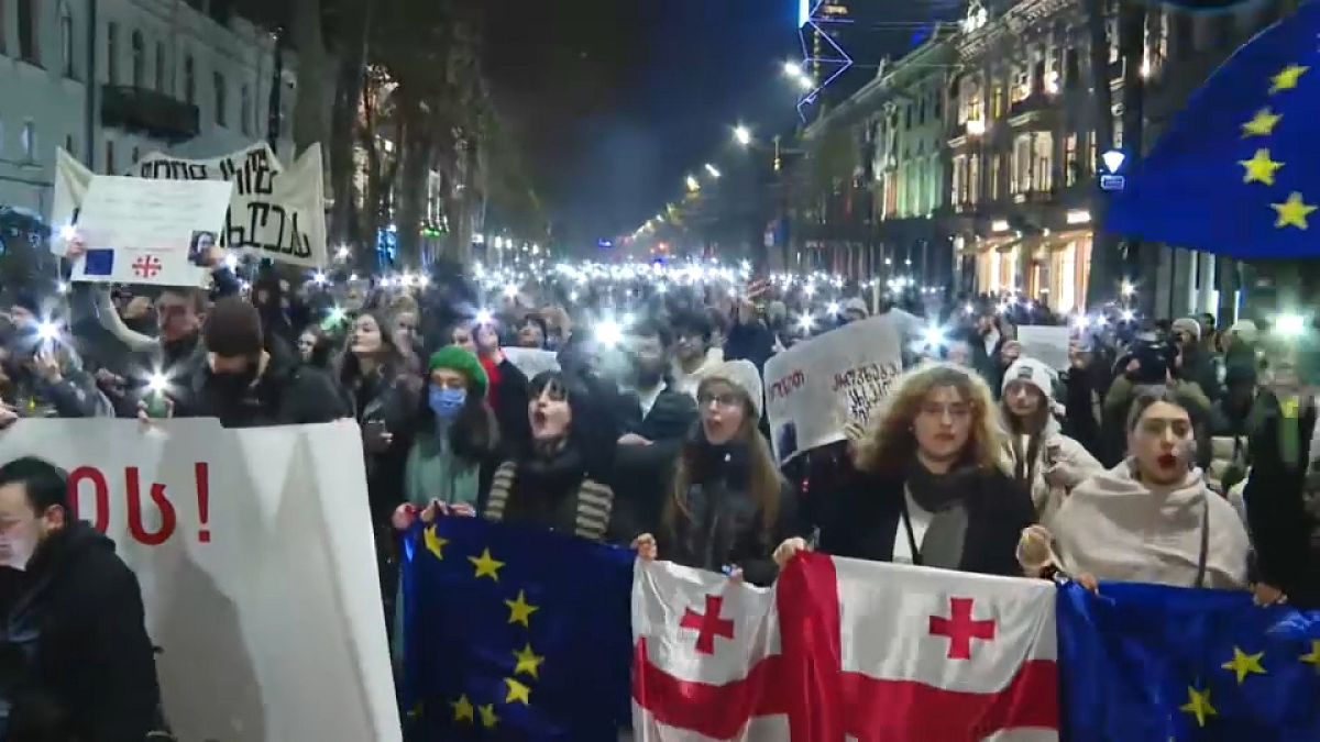 Protestele antiguvernamentale continuă în Georgia.