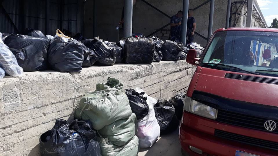Во время задержания на трассе Скулень-Кишинев в микроавтобусе, которым управлял второй водитель, было обнаружено несколько партий одежды и обуви стоимостью около 500 000 леев. Фото: facebook.com/Procuratura pentru Combaterea Criminalităţii Organizate şi Cauze Speciale.