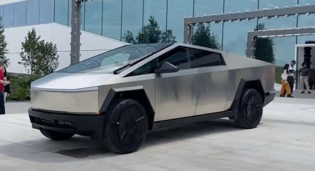 Tesla получила почти 2 млн заказов на пикап Cybertruck.