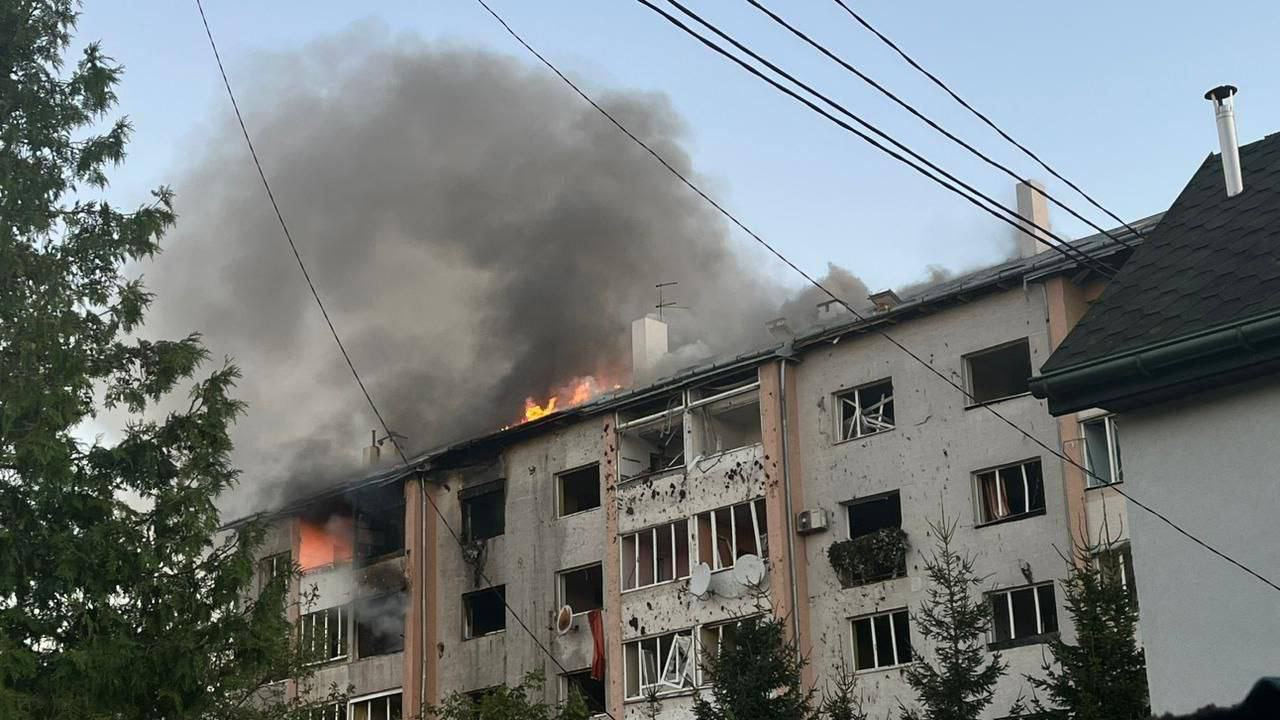 В результате ракетной атаки повреждены дома во Львове.