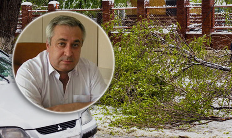 Вмешательство сотрудников затруднено из-за припаркованных во дворе машин.