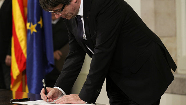 Глава Каталонии подписал декларацию о независимости. Фото: reuters.com