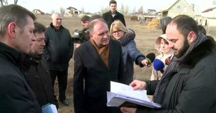 Люди в пригороде столицы 8 лет живут без электричества.