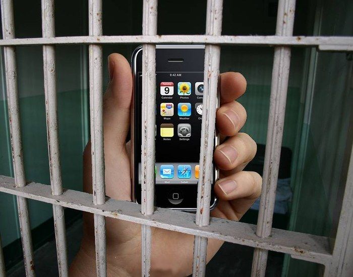 Un angajat al penitenciarui a încercat să transmită telefoane deținuților. Foto simbol: desteptarea.ro