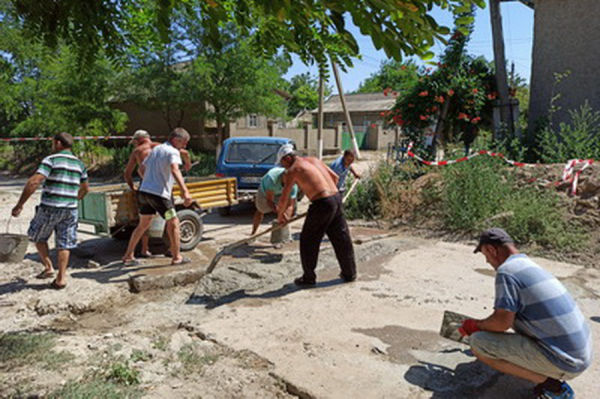 В Казаклии в ремонте дорог принимают участие и местные жители. Фото: gagauzinfo.md.