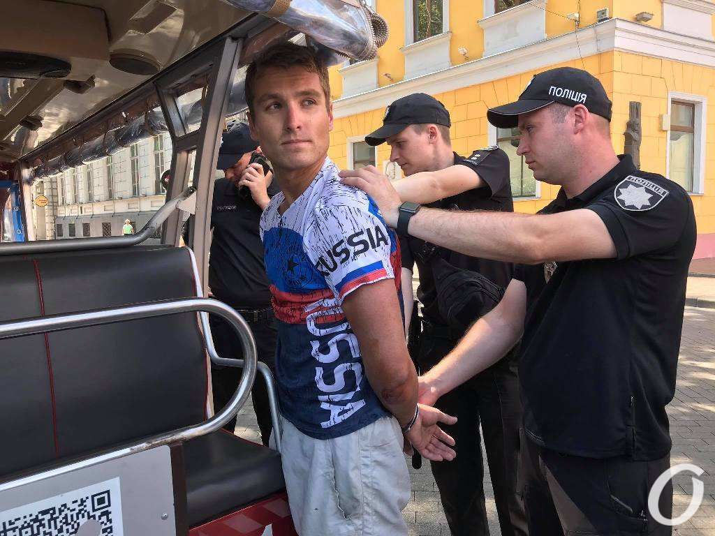 В центре Одессы задержали загадочного «американца» в футболке Russia.