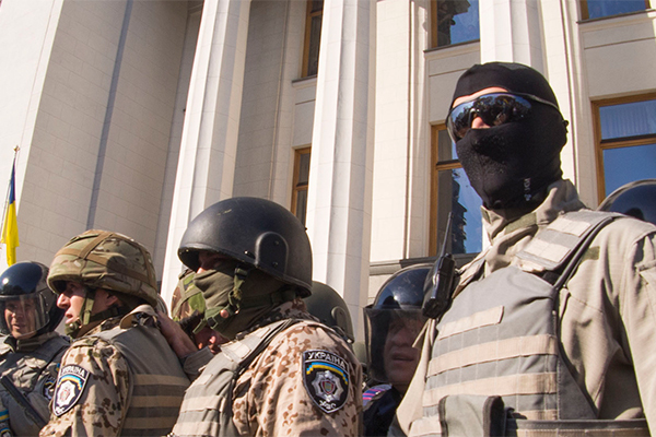 Береза известен тем, что возглавляет днепропетровскую ячейку украинских националистов.