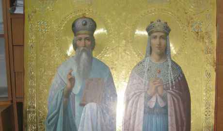 Un moldovean a fost prins în timp ce încerca să scoată ilegal din ţară o icoană veche. Foto: customs.gov.md
