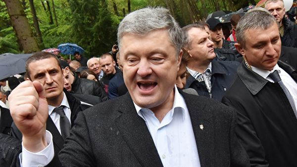 За первые четыре месяца этого года Петр Порошенко заработал около 12,4 миллиона долларов.