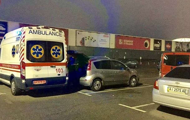 В Киеве женщина выпила яд на парковке из-за развода с мужем.