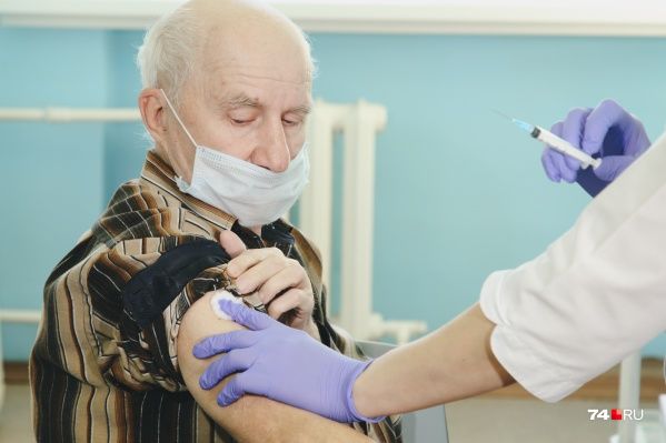 Вакцинация от коронавируса в домах престарелых идет полным ходом.