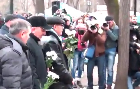 Десятки людей вокруг Гимпу кричали "Иуда!".