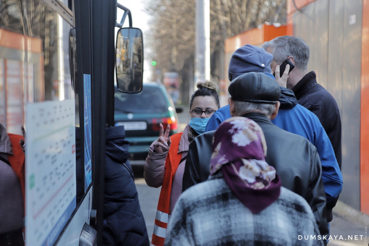 В Одессе из-за ограничений в работе транспорта люди нападают на водителей.