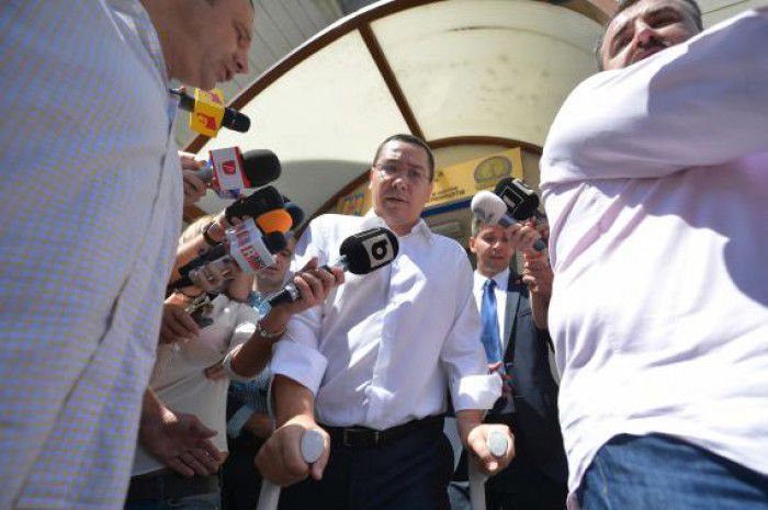 Victor Ponta a ajuns la sediul Direcţiei Naţionale Anticorupţie (DNA) în jurul orei 10.55, premierul sprijinindu-se în cârje. Foto: mediafax.ro