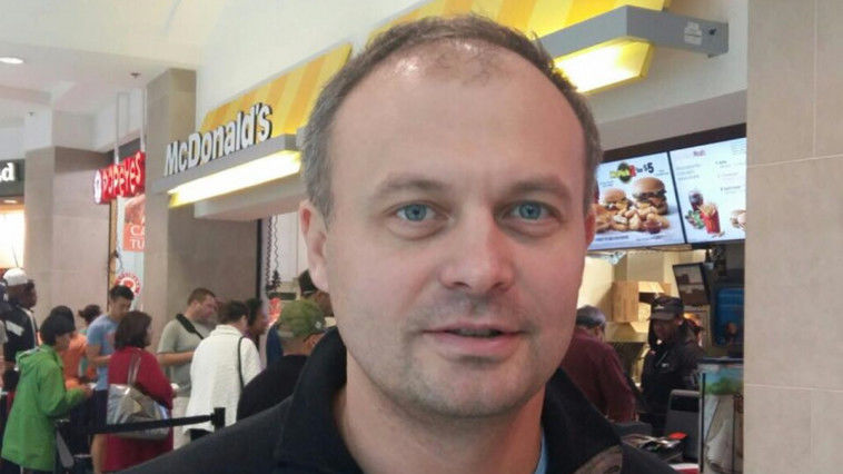 Preşedintele Parlamentului, Andrian Candu, îl ia peste picior pe liderul Platformei DA, Andrei Năstase. Foto: facebook // Andrian Candu