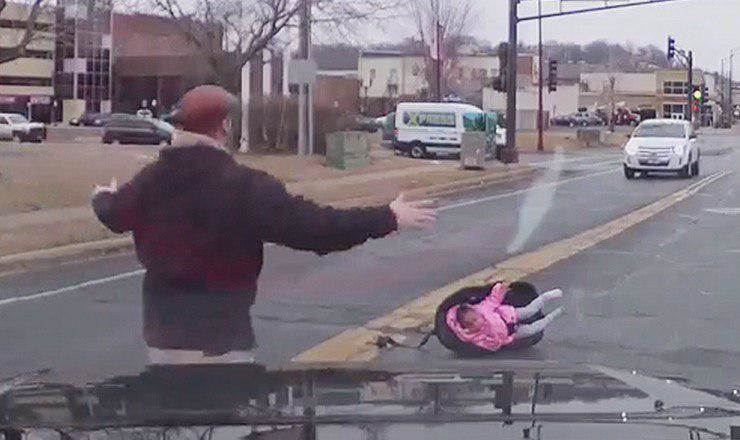 В США ребенок выпал из автомобиля на полном ходу.
