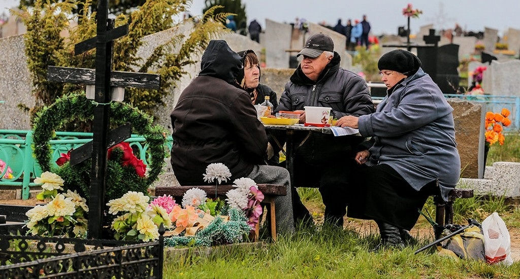 На Радоницу священники призывают христиан отказаться от еды и питья на могилах.