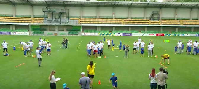35 команд из отцов с детьми бегали, прыгали, играли в мяч. 