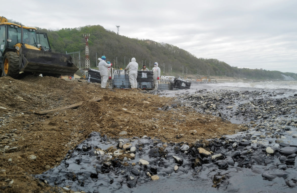 В Туапсе по улице разлилась кипящая нефть после удара дронов по НПЗ.