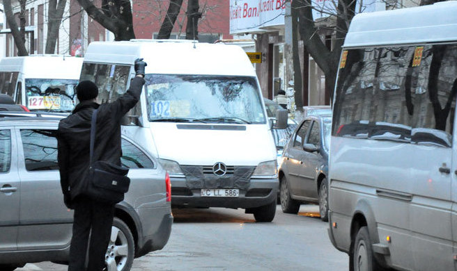 Regulile stricte impuse şoferilor de maxi-taxi de către autorităţile capitalei în vara anului 2012 în continuare nu sunt respectate. 