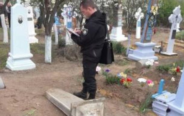 В Одесской области ребенка убила могильная плита.
