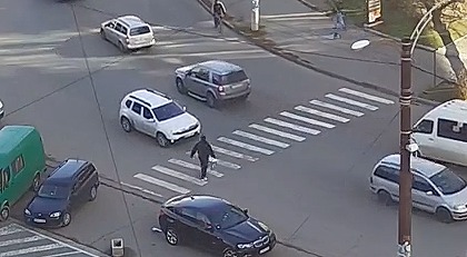 Un pieton a fost la un pas de a fi spulberat de un vehicul.