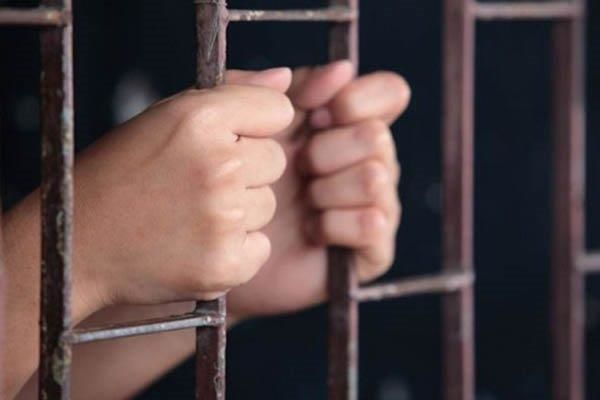 La scurt timp însă tânărul s-a predat poliției.