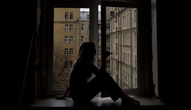 В Приднестровье девушка решила покурить и выпала из окна.