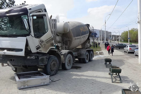 Водитель грузовика попал под колёса собственного автомобиля.
