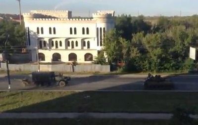 В составе колонны восемь танков Т-64, БТР, грузовики ГАЗ-66, КамАзы и Уралы.