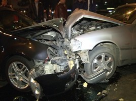 Un Volkswagen a iesit pe contrasens si a lovit frontal o alta masina care circula regulamentar.
