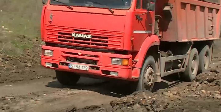 Жители жалуются, что улица на Старой Почте утопает в грязи.