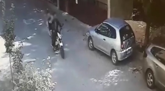 В Кишиневе молодые люди на угнанном мопеде обокрали машину.
