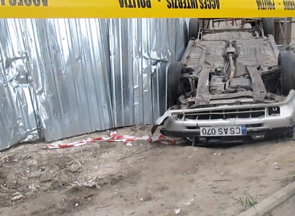 Un sofer a fost cascador fara voie in aceasta dimineata. Masina in care se afla s-a rasturnat cu rotile in sus, proiectandu-se intr-un gard improvizat.
