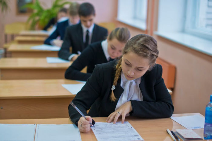 В 2018-2019 годах выпускники будут сдавать только два обязательных предмета. Фото: novayasamara.ru.