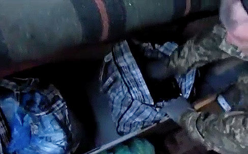 Пограничный наряд под полками купе проводника обнаружил сумки, наполненные пакетами с мясной продукцией.