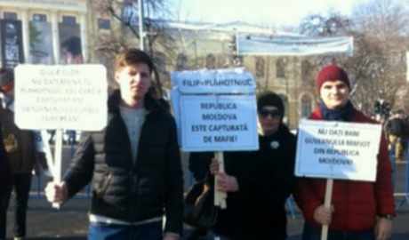Десятки молдаван, проживающих в Бухаресте, устроили вчера акцию протеста против правительства Павла Филипа.