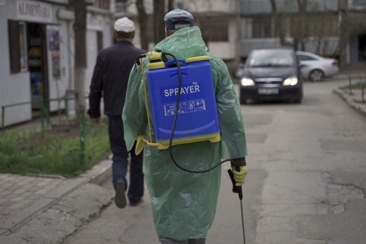 Во дворах многоэтажных жилых домов продолжается дезинфекция.