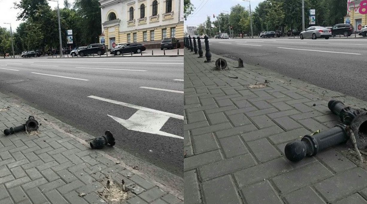 Водители игнорируют противопарковочные столбики в центре Кишинева.