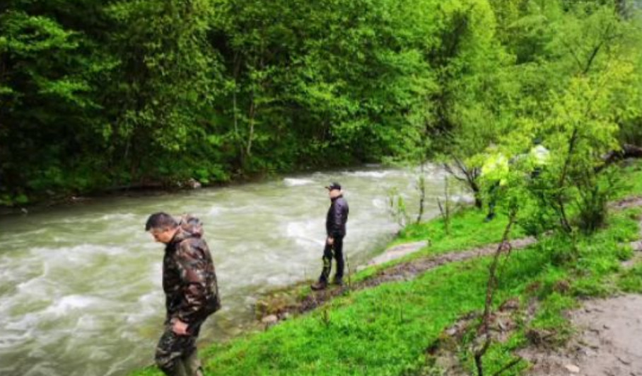 Пропавшую во время наводнения девочку могло унести из Румынии на Украину.