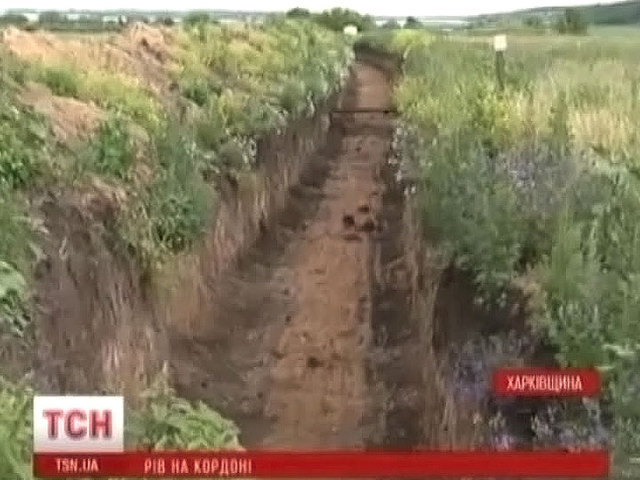 Глубина ямы превышает человеческий рост, ширина — четыре метра.